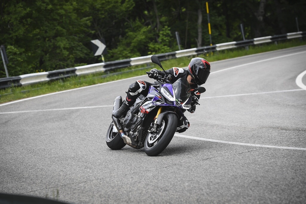 Ducati contro Aprilia, sfida totale tra le V4 italiane: le foto della Tuono V4 Factory