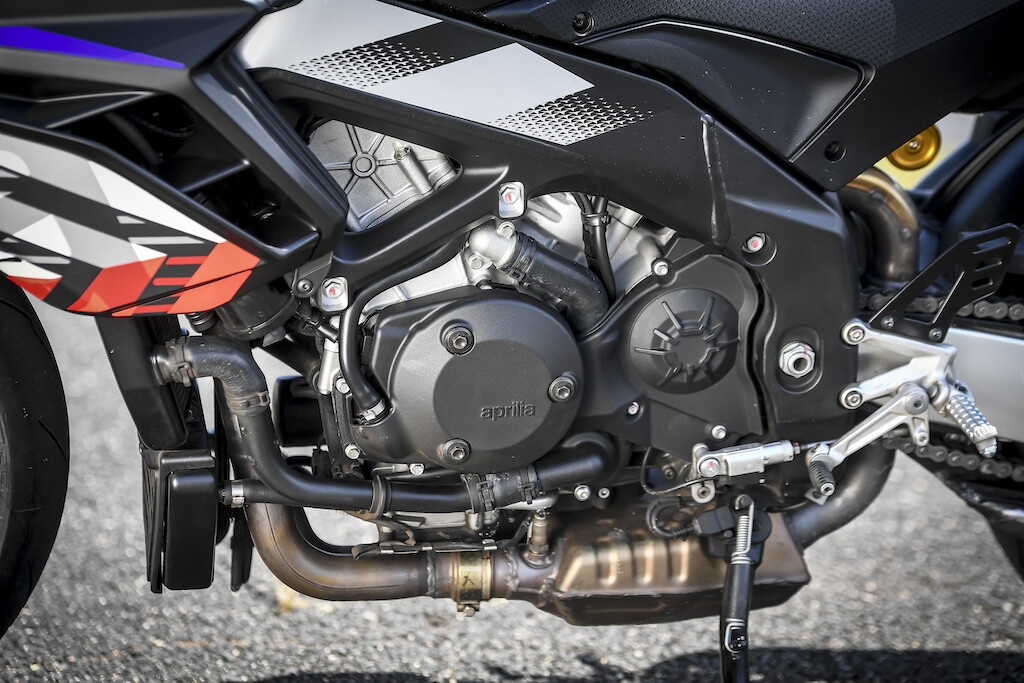 Ducati contro Aprilia, sfida totale tra le V4 italiane: le foto della Tuono V4 Factory