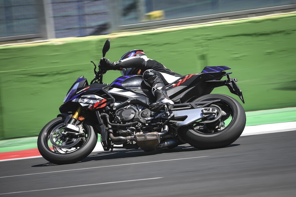 Ducati contro Aprilia, sfida totale tra le V4 italiane: le foto della Tuono V4 Factory