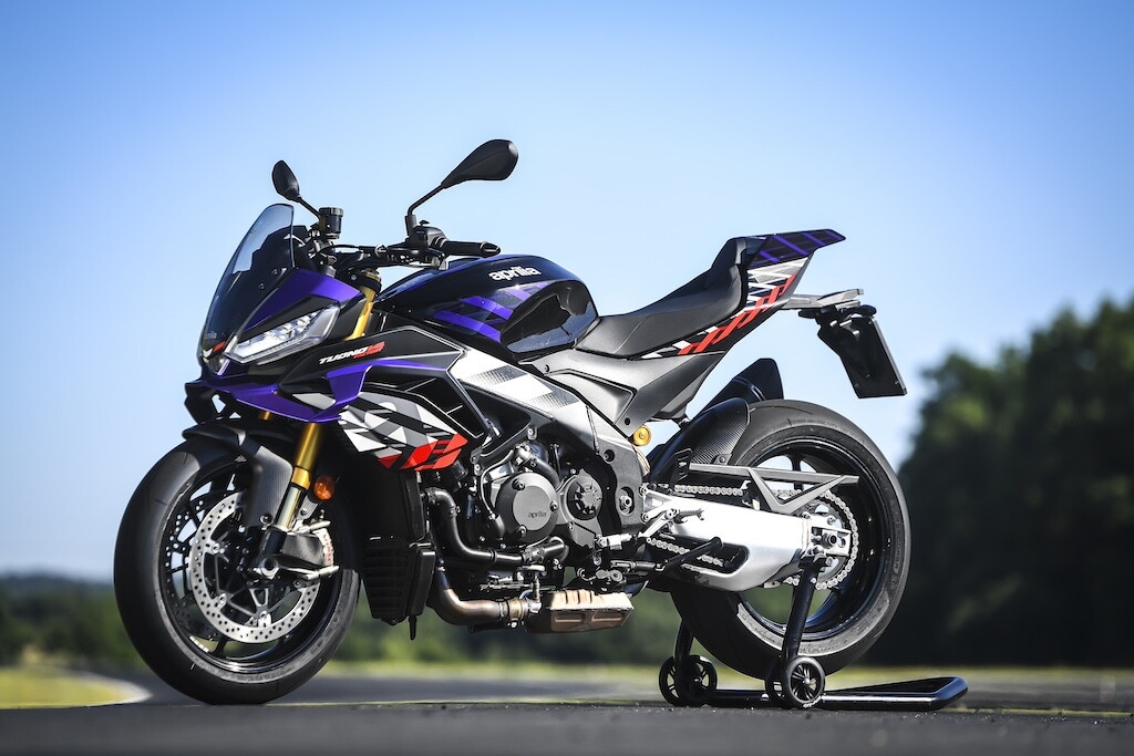 Ducati contro Aprilia, sfida totale tra le V4 italiane: le foto della Tuono V4 Factory