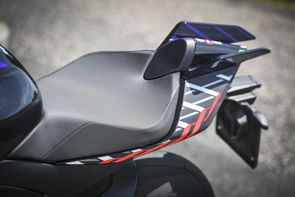 Ducati contro Aprilia, sfida totale tra le V4 italiane: le foto della Tuono V4 Factory