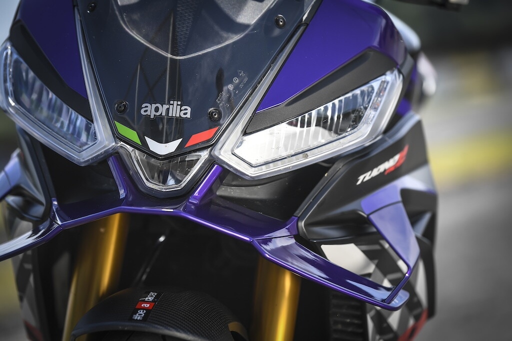 Ducati contro Aprilia, sfida totale tra le V4 italiane: le foto della Tuono V4 Factory