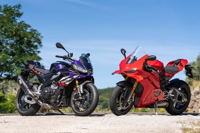Ducati contro Aprilia, sfida totale tra le V4 italiane: le foto della Tuono V4 Factory
