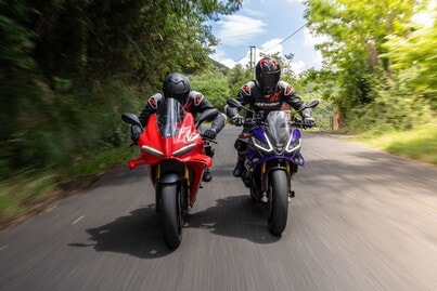 Ducati contro Aprilia, sfida totale tra le V4 italiane: le foto della Tuono V4 Factory