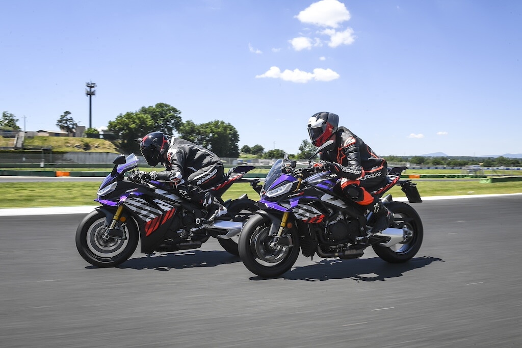 Ducati contro Aprilia, sfida totale tra le V4 italiane: le foto della Tuono V4 Factory