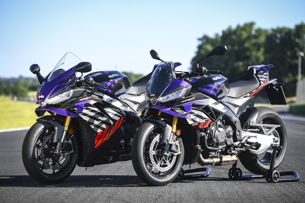Ducati contro Aprilia, sfida totale tra le V4 italiane: le foto della Tuono V4 Factory