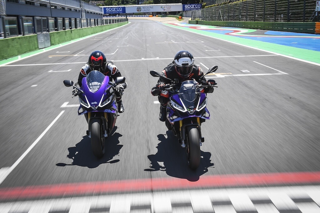 Ducati contro Aprilia, sfida totale tra le V4 italiane: le foto della Tuono V4 Factory
