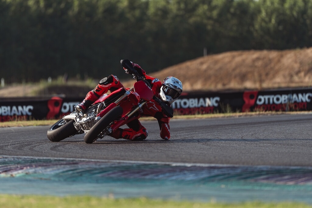 Ducati Desmo450 SM, la nuova supermotard racing: le foto
