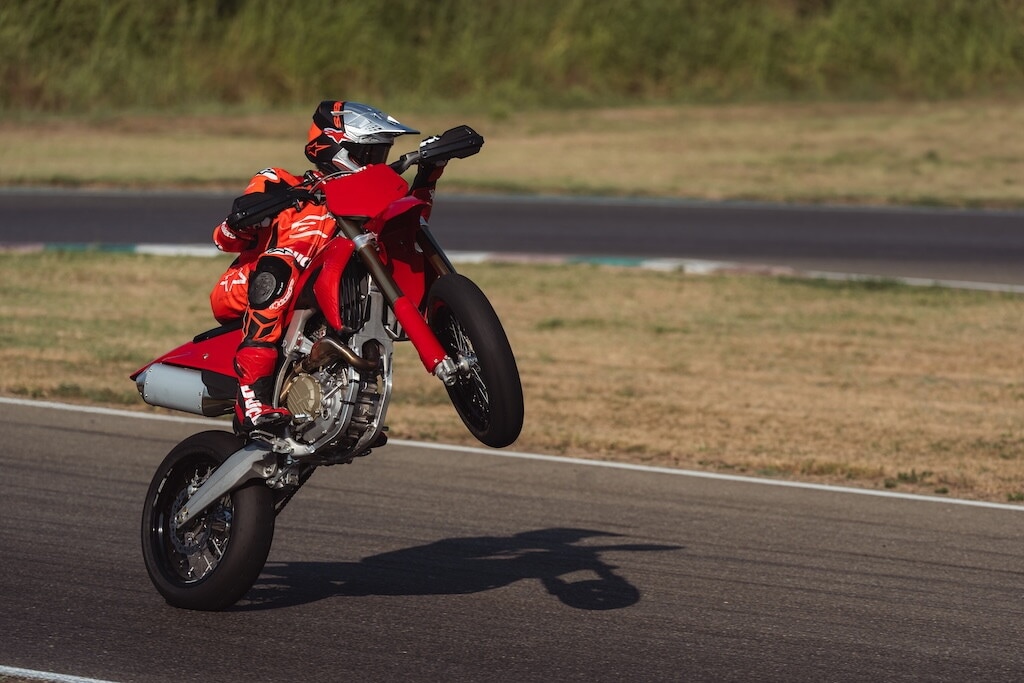Ducati Desmo450 SM, la nuova supermotard racing: le foto