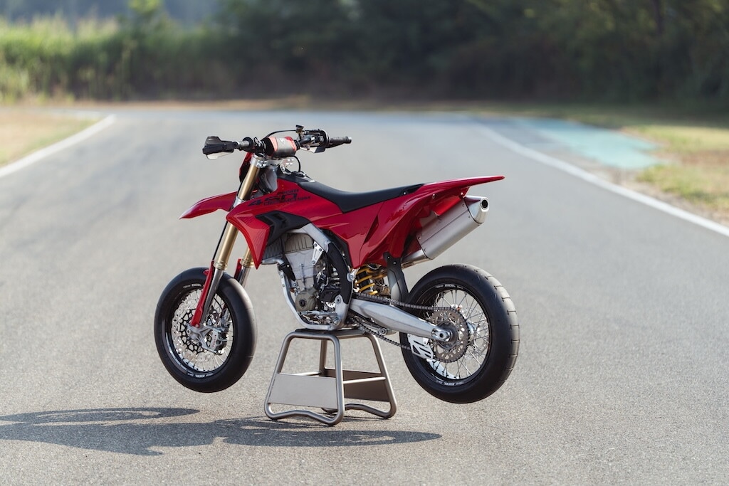 Ducati Desmo450 SM, la nuova supermotard racing: le foto