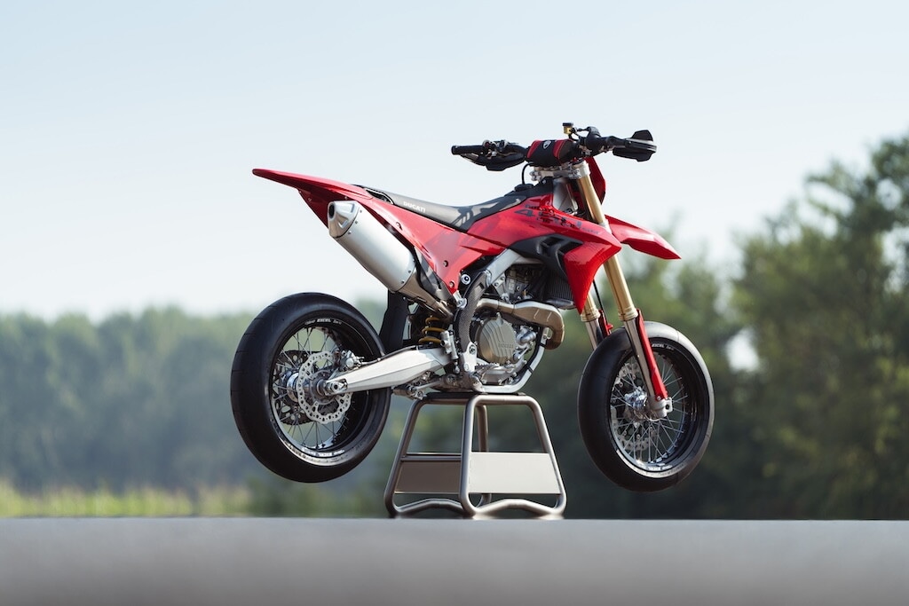 Ducati Desmo450 SM, la nuova supermotard racing: le foto