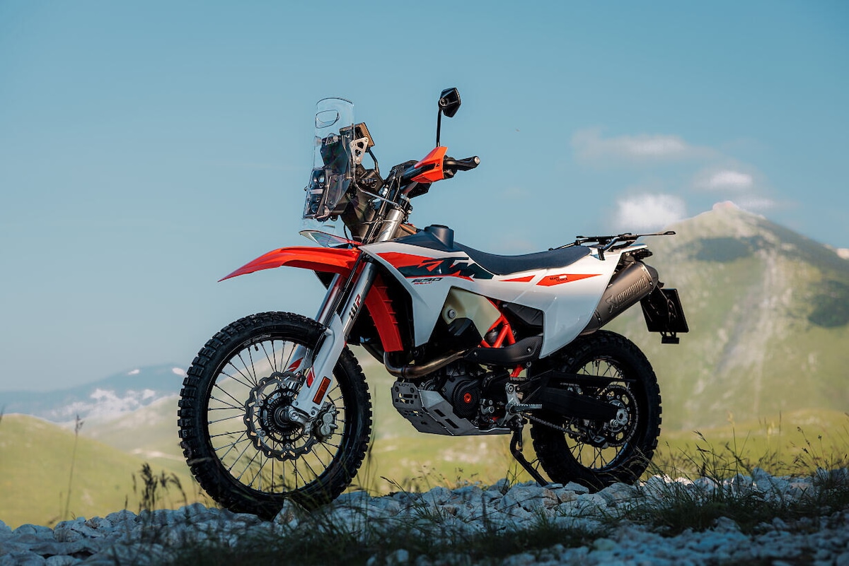 La KTM 690 Rally 2027 è pronta per la concessionaria: ecco quanto costa