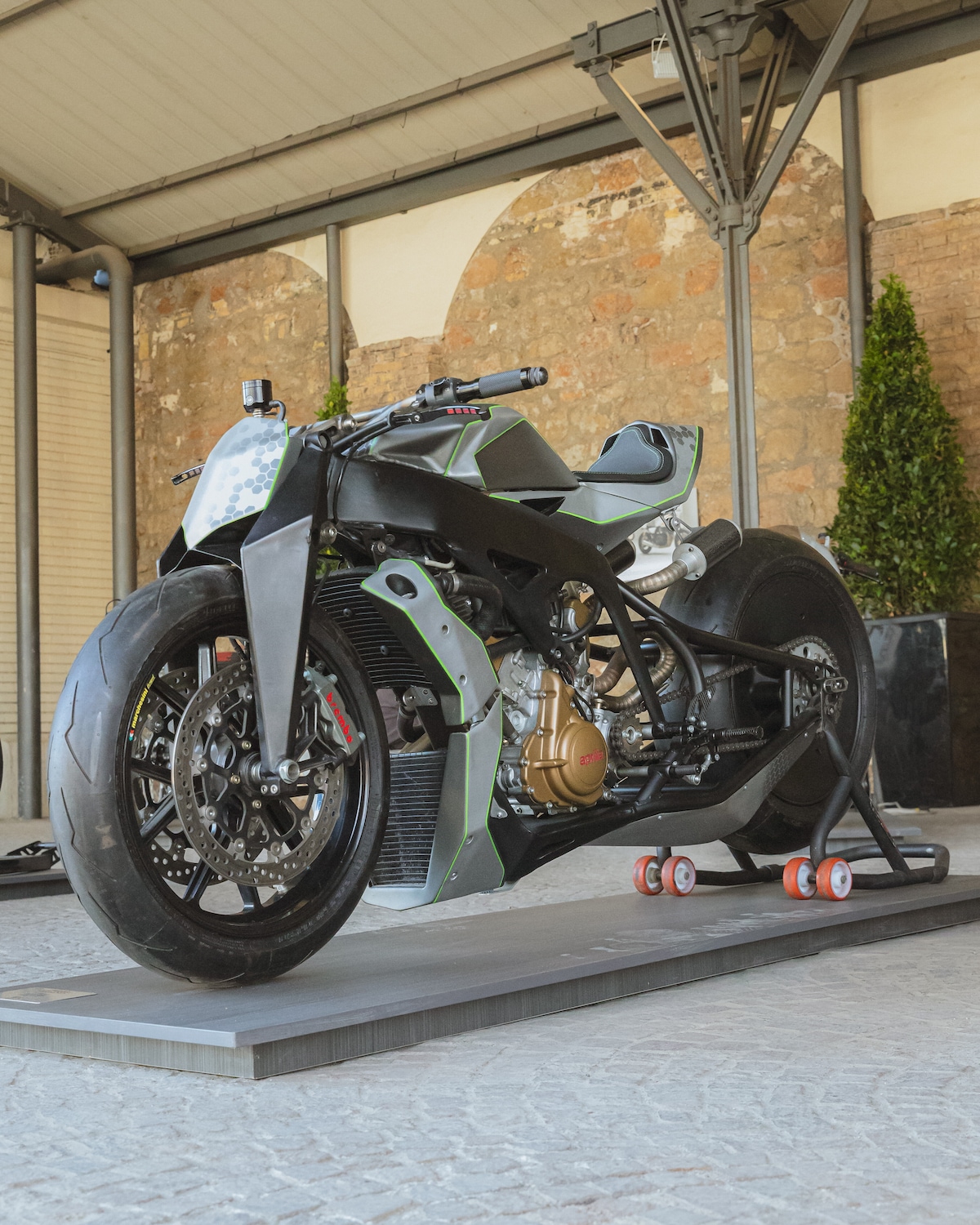 Arte e moto si incontrano a Roma, a Eternal City Moto Show 2026 le special più belle: FOTO