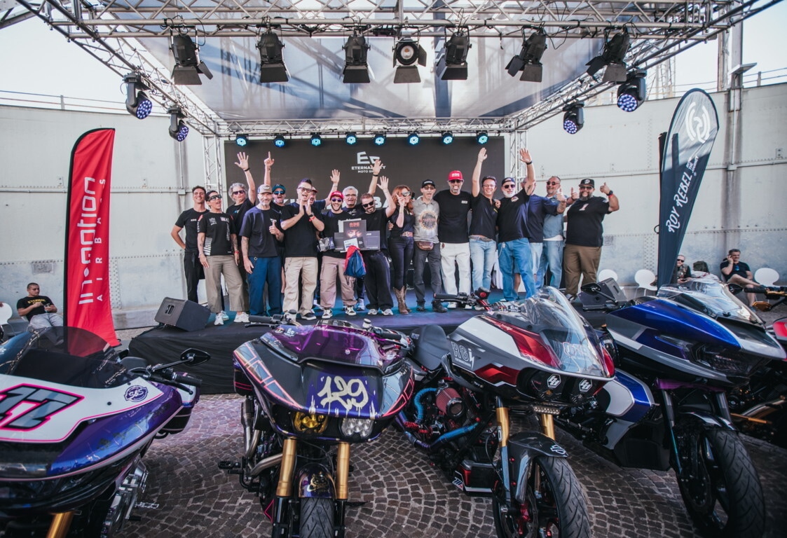 Che festa a Roma, al Gazometro migliaia di appassionati tra moto da provare e cromature: le foto 