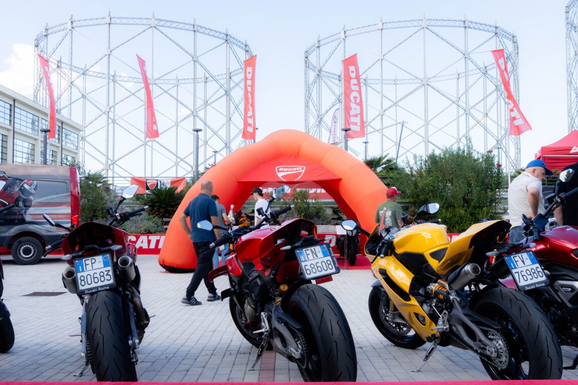 Che festa a Roma, al Gazometro migliaia di appassionati tra moto da provare e cromature: le foto 