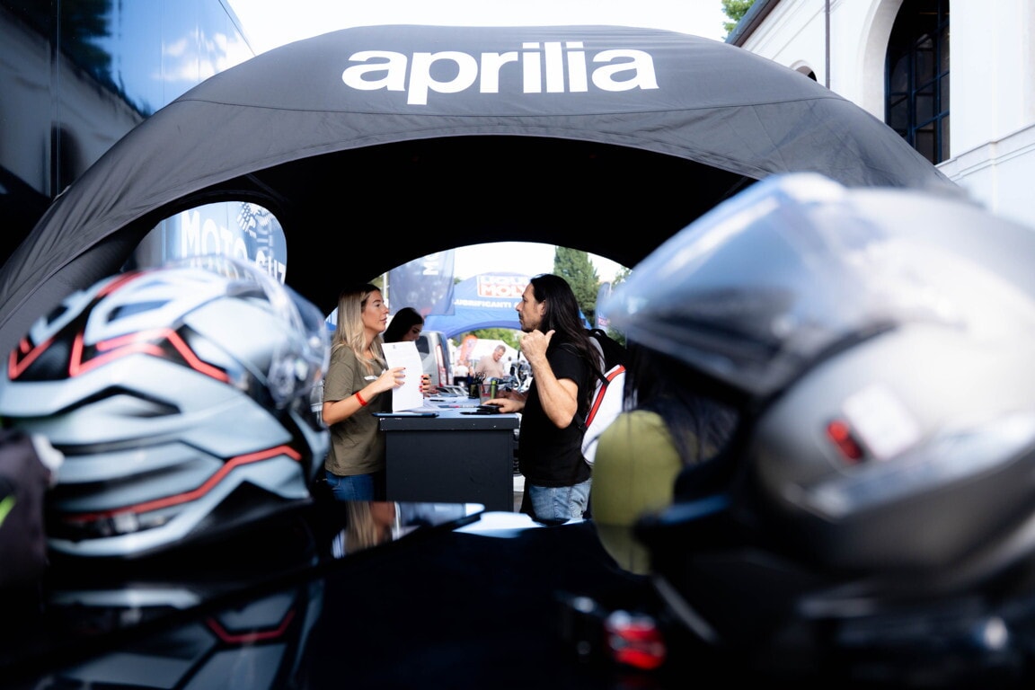 Che festa a Roma, al Gazometro migliaia di appassionati tra moto da provare e cromature: le foto 