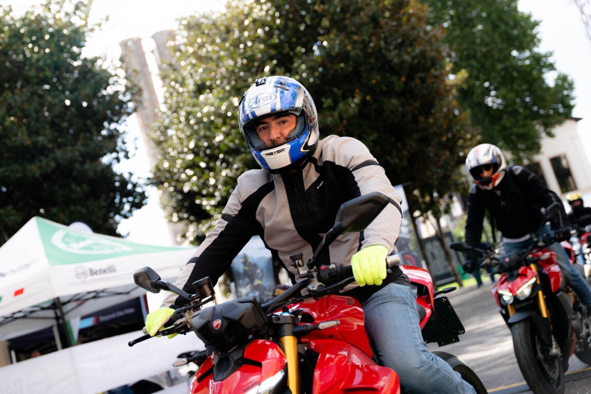 Che festa a Roma, al Gazometro migliaia di appassionati tra moto da provare e cromature: le foto 