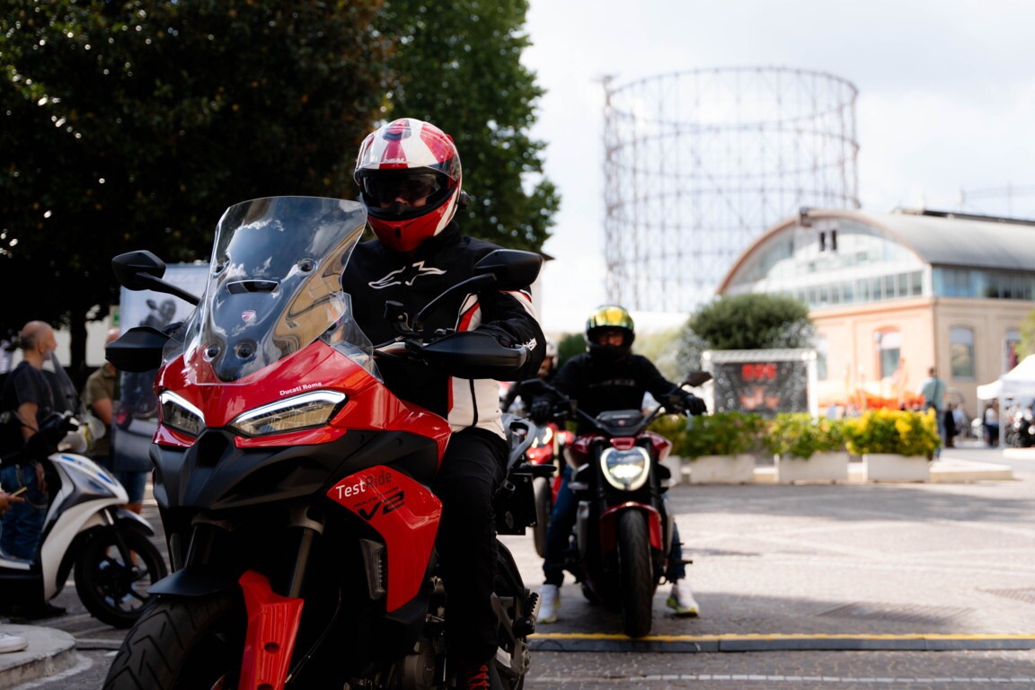 Che festa a Roma, al Gazometro migliaia di appassionati tra moto da provare e cromature: le foto 
