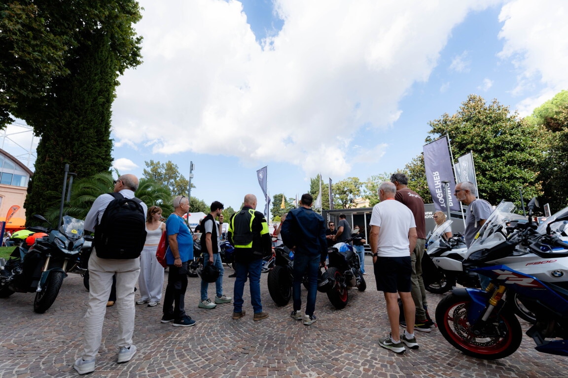 Che festa a Roma, al Gazometro migliaia di appassionati tra moto da provare e cromature: le foto 