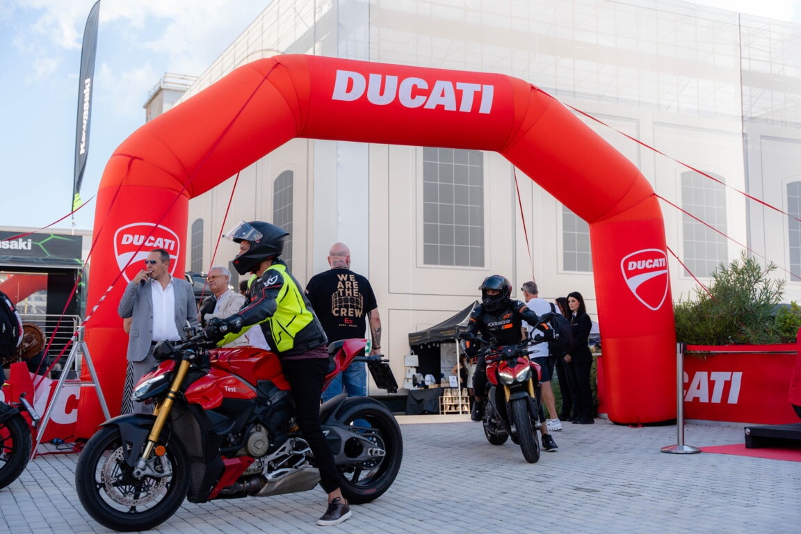 Che festa a Roma, al Gazometro migliaia di appassionati tra moto da provare e cromature: le foto 