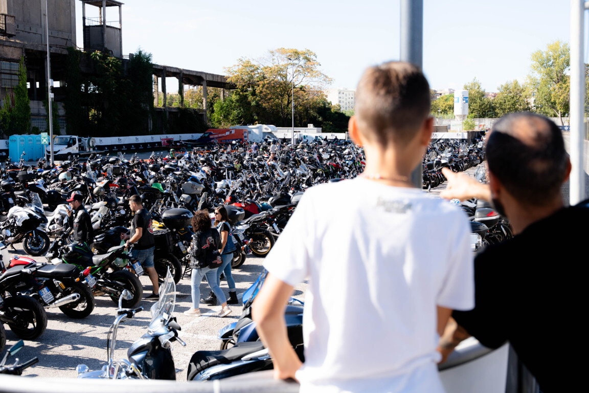 Che festa a Roma, al Gazometro migliaia di appassionati tra moto da provare e cromature: le foto 
