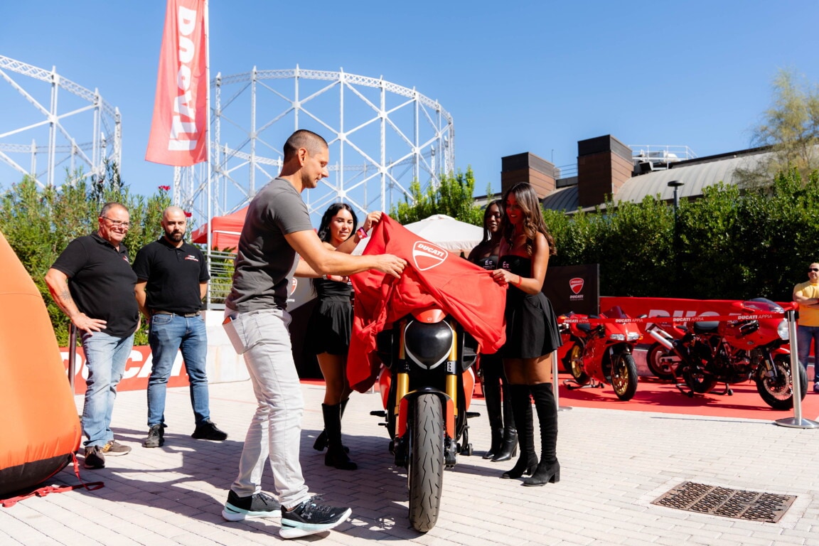 Che festa a Roma, al Gazometro migliaia di appassionati tra moto da provare e cromature: le foto 