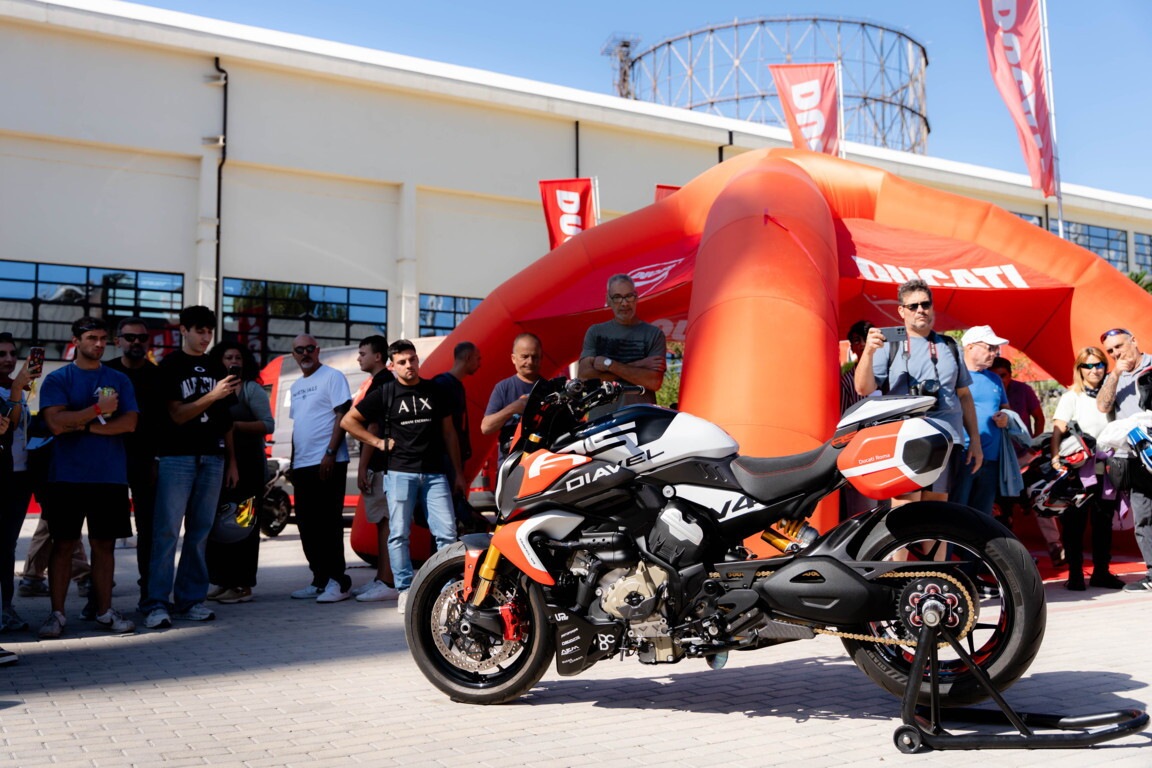 Che festa a Roma, al Gazometro migliaia di appassionati tra moto da provare e cromature: le foto 