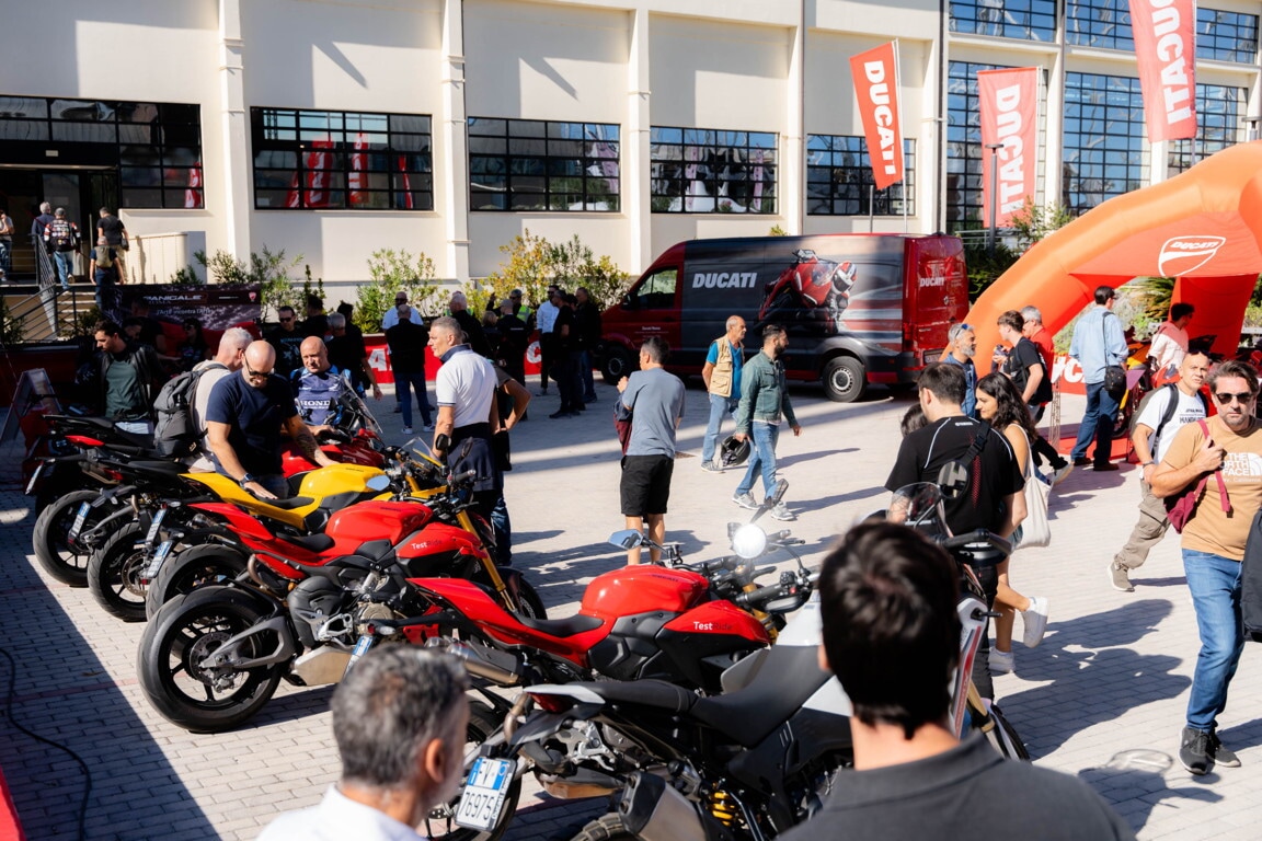 Che festa a Roma, al Gazometro migliaia di appassionati tra moto da provare e cromature: le foto 