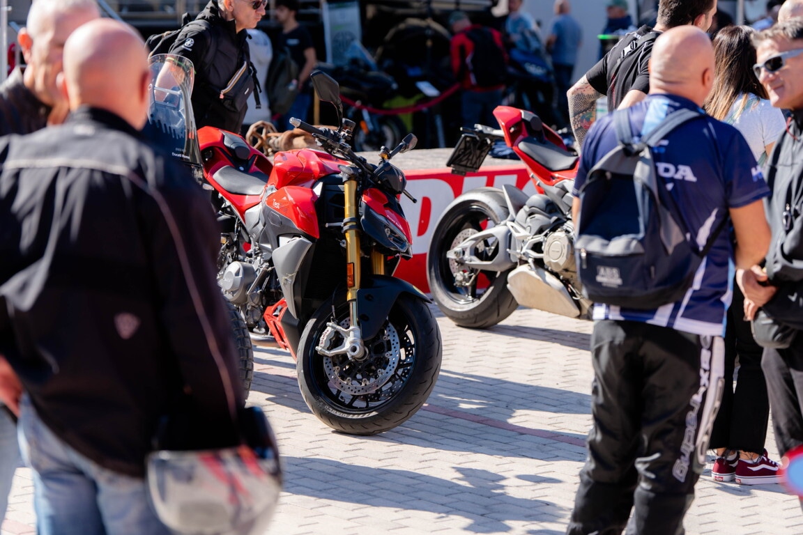 Che festa a Roma, al Gazometro migliaia di appassionati tra moto da provare e cromature: le foto 