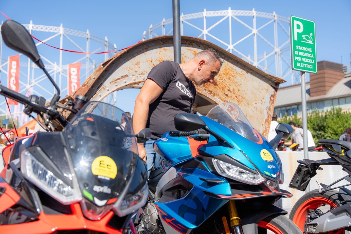 Che festa a Roma, al Gazometro migliaia di appassionati tra moto da provare e cromature: le foto 