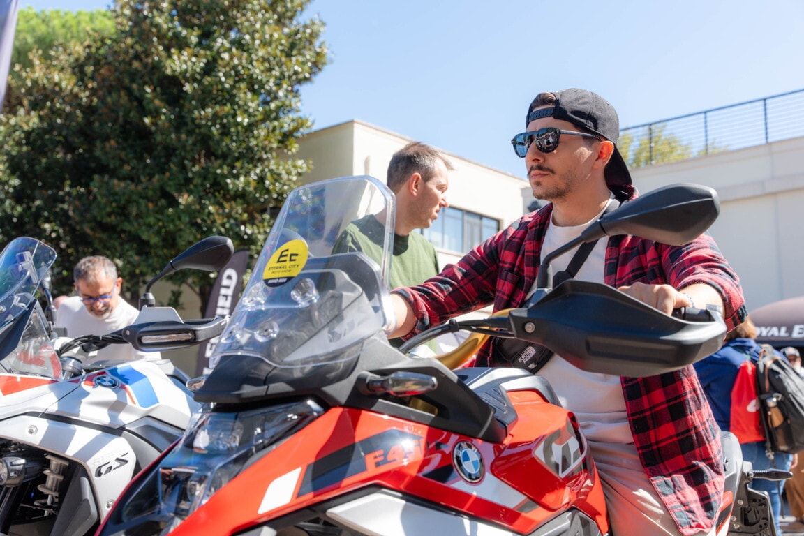 Che festa a Roma, al Gazometro migliaia di appassionati tra moto da provare e cromature: le foto 