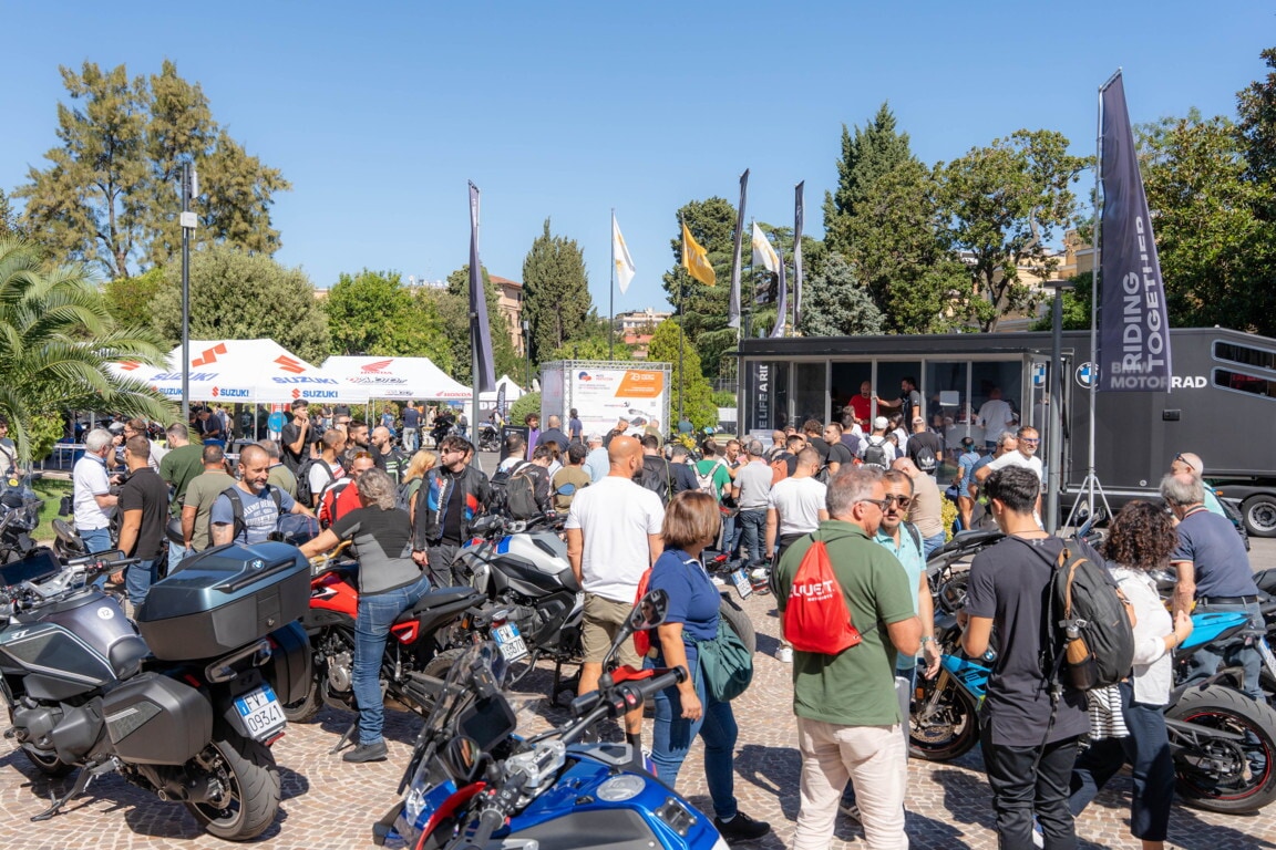 Che festa a Roma, al Gazometro migliaia di appassionati tra moto da provare e cromature: le foto 