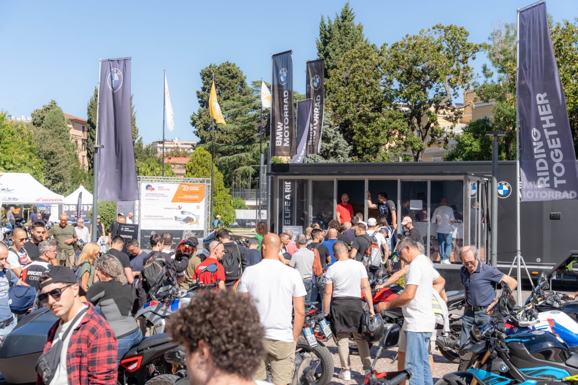 Che festa a Roma, al Gazometro migliaia di appassionati tra moto da provare e cromature: le foto 