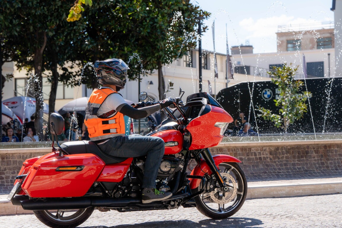 Che festa a Roma, al Gazometro migliaia di appassionati tra moto da provare e cromature: le foto 