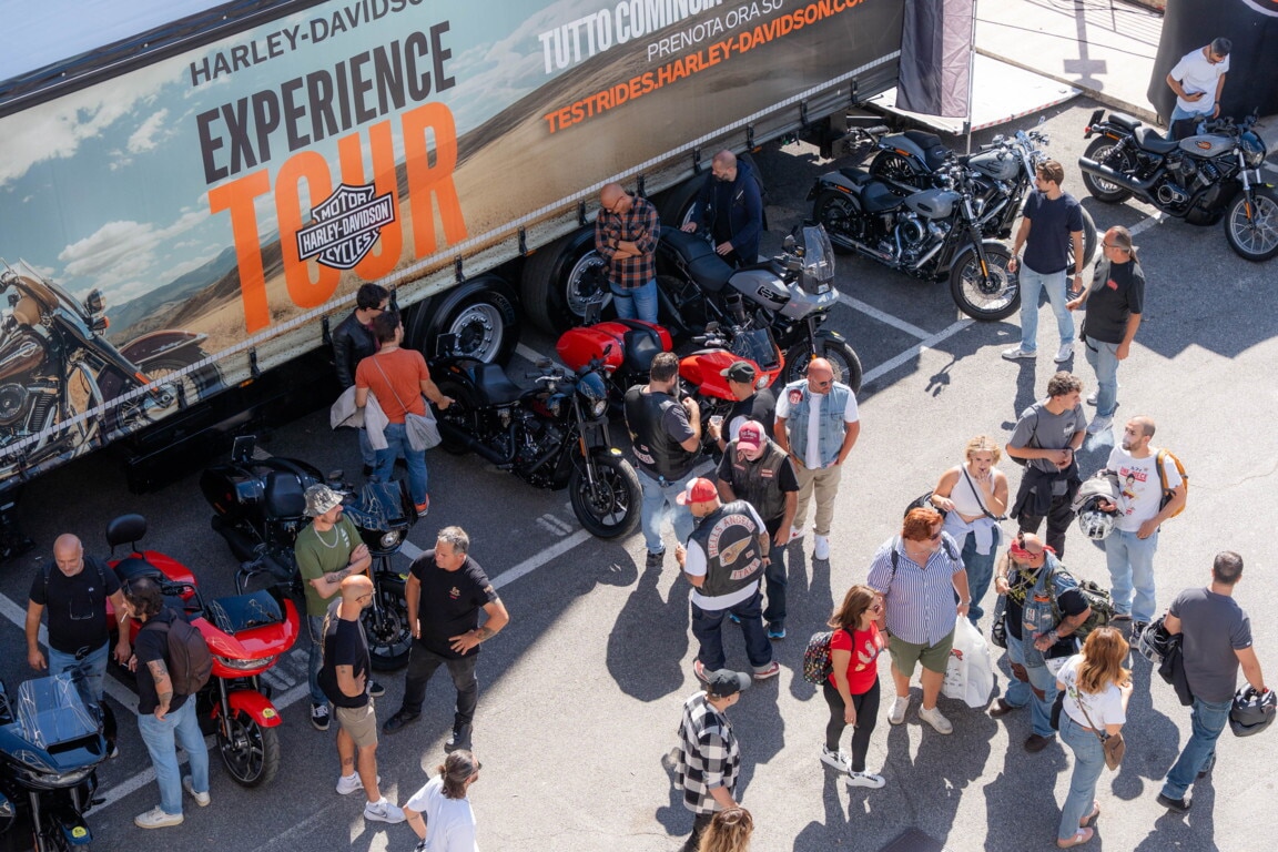 Che festa a Roma, al Gazometro migliaia di appassionati tra moto da provare e cromature: le foto 