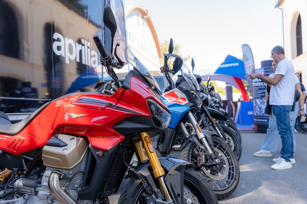 Che festa a Roma, al Gazometro migliaia di appassionati tra moto da provare e cromature: le foto 