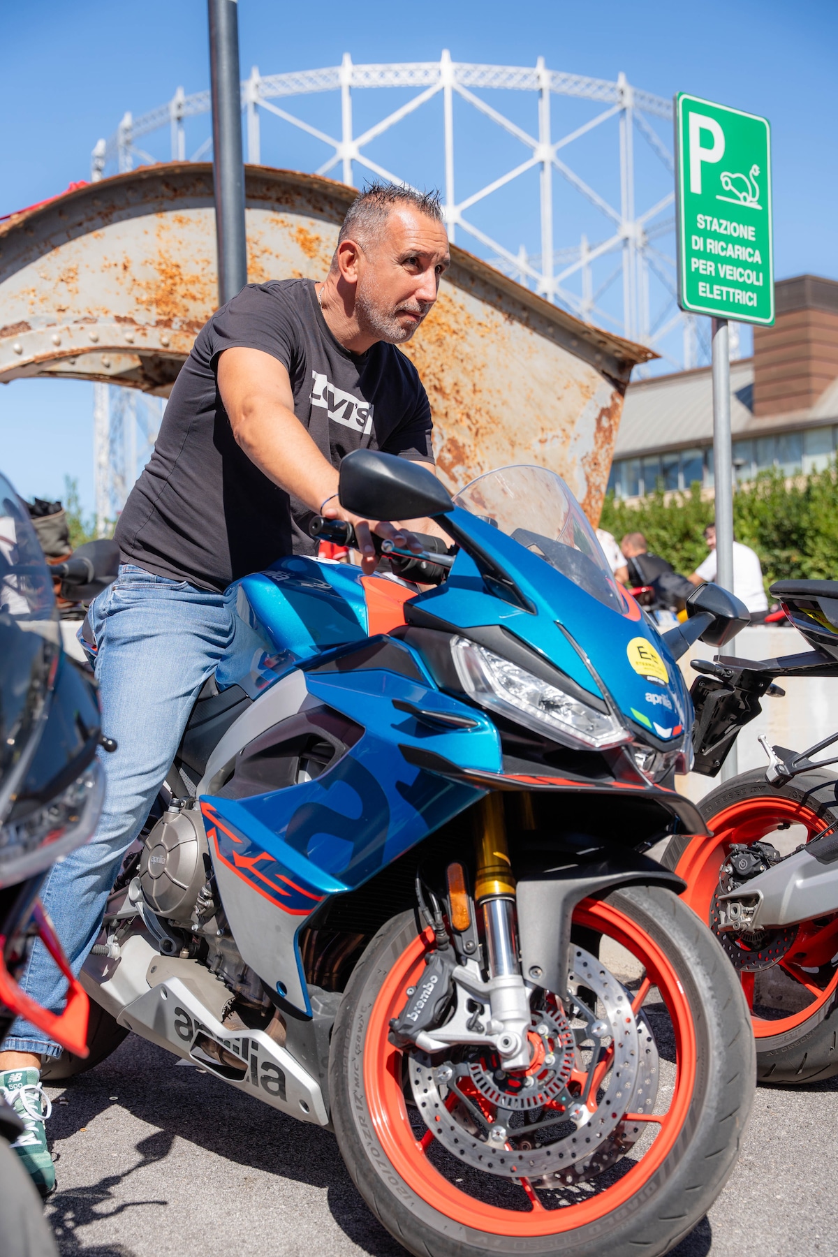 Che festa a Roma, al Gazometro migliaia di appassionati tra moto da provare e cromature: le foto 