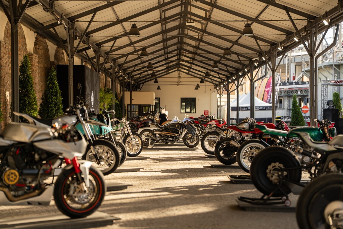 Che festa a Roma, al Gazometro migliaia di appassionati tra moto da provare e cromature: le foto 