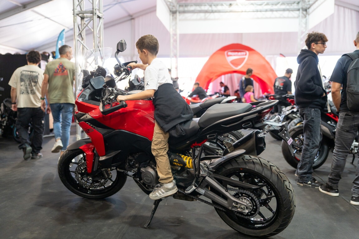 Che festa a Roma, al Gazometro migliaia di appassionati tra moto da provare e cromature: le foto 