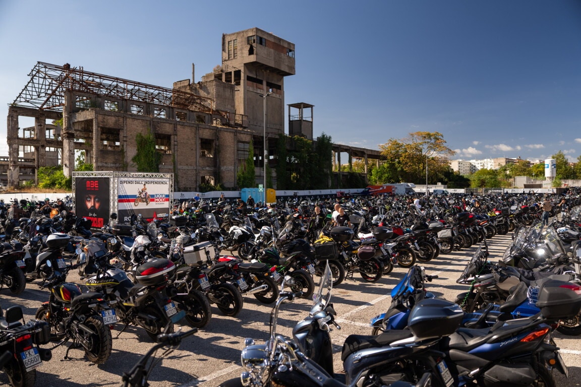 Che festa a Roma, al Gazometro migliaia di appassionati tra moto da provare e cromature: le foto 