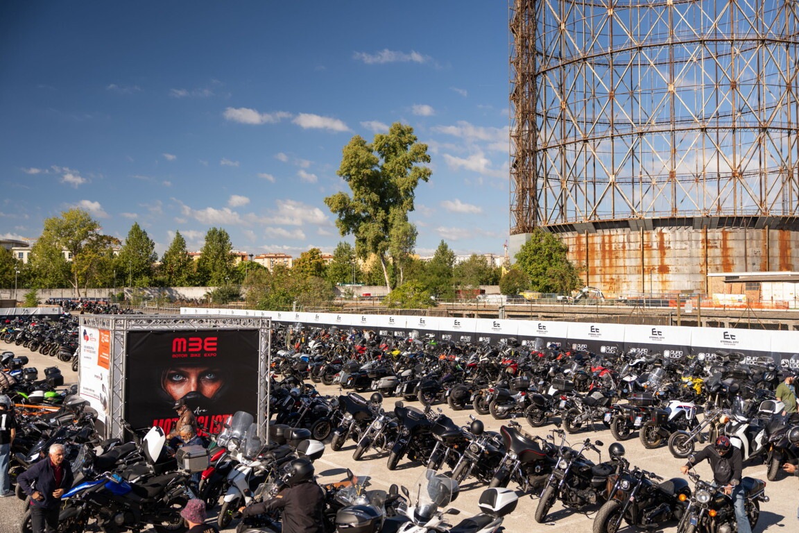 Che festa a Roma, al Gazometro migliaia di appassionati tra moto da provare e cromature: le foto 