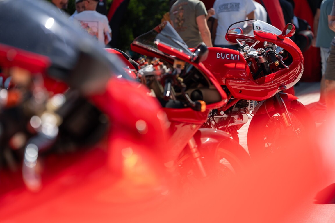 Che festa a Roma, al Gazometro migliaia di appassionati tra moto da provare e cromature: le foto 