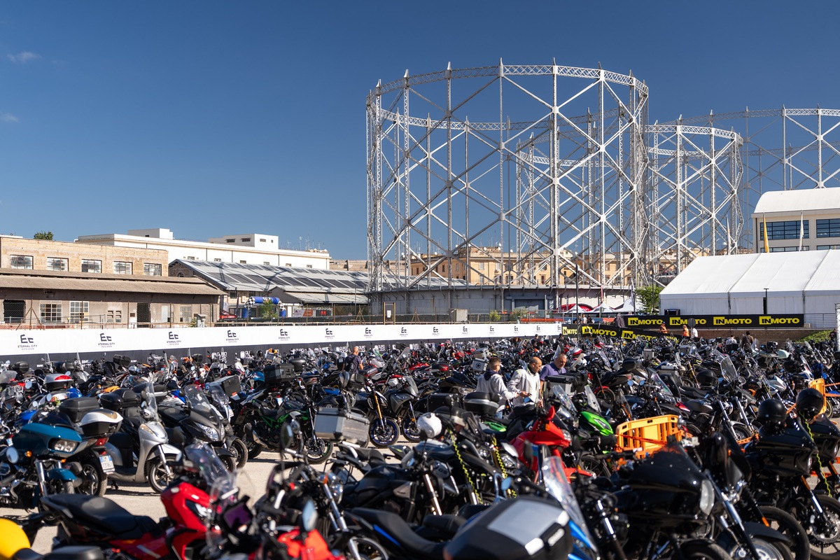 Che festa a Roma, al Gazometro migliaia di appassionati tra moto da provare e cromature: le foto 