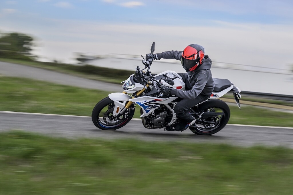 BMW F 450 R: la nuova naked A2 promette divertimento. Le foto