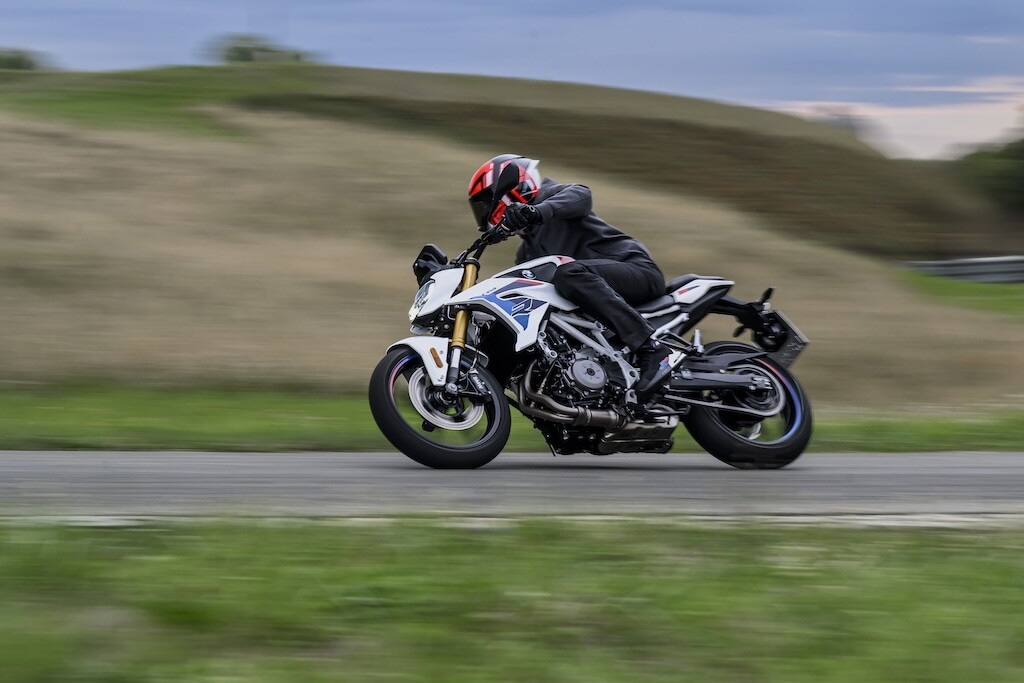 BMW F 450 R: la nuova naked A2 promette divertimento. Le foto