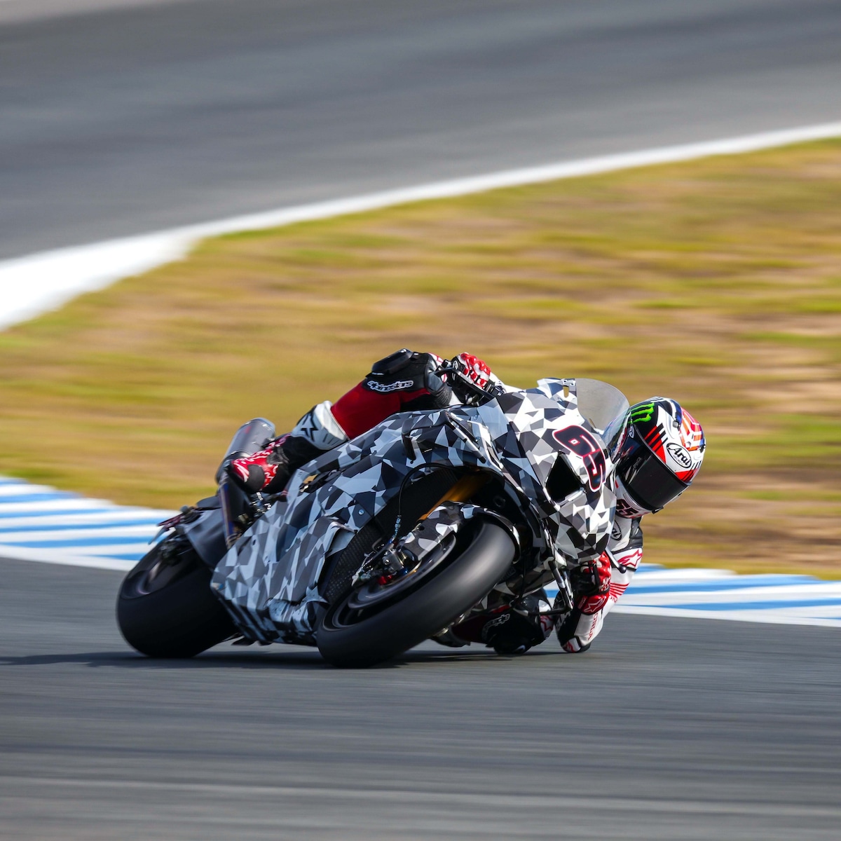 La nuova Honda CBR1000RR-R Fireblade anticipa EICMA e scende in pista a Jerez con Rea