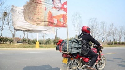 Attraversa la Cina in moto per 24 anni per ritrovare il figlio: la storia di Guo Gangtang