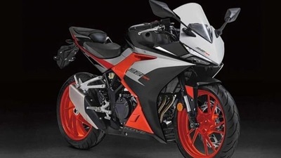 Colove 321RR: una "Yamaha R3" che ci crede troppo