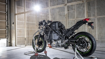 Kawasaki: dieci moto elettriche o ibride entro il 2025 e un 4 cilindri ad idrogeno