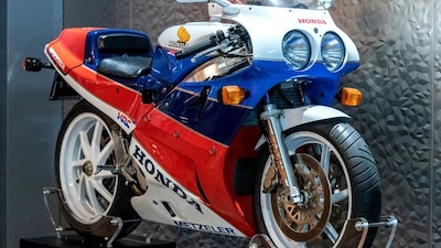 Moto dei Miti, una 916 Senna ed una RC30 all'asta con Bonhams